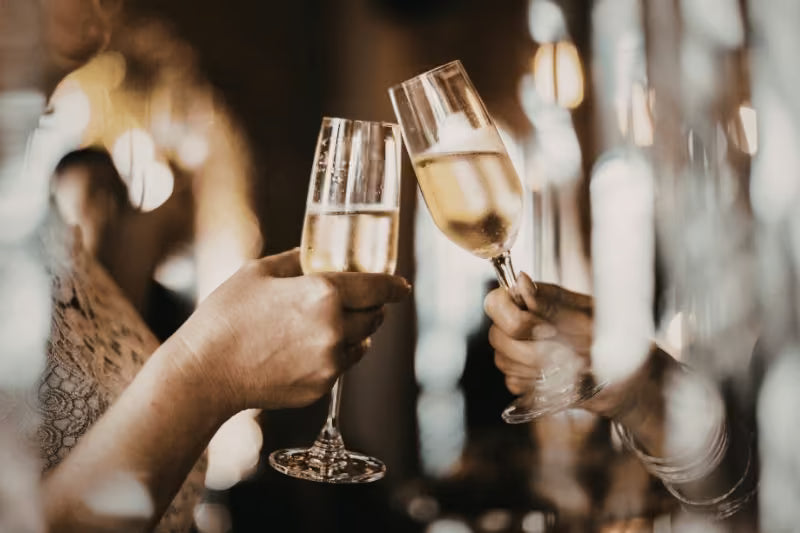 How to Hold a Champagne Glass Correctly: Etiquette, Grip, and Glass Types