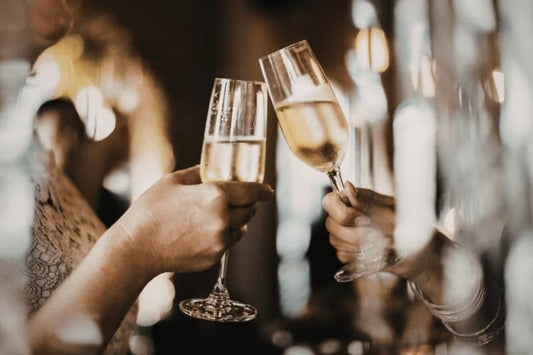 How to Hold a Champagne Glass Correctly: Etiquette, Grip, and Glass Types